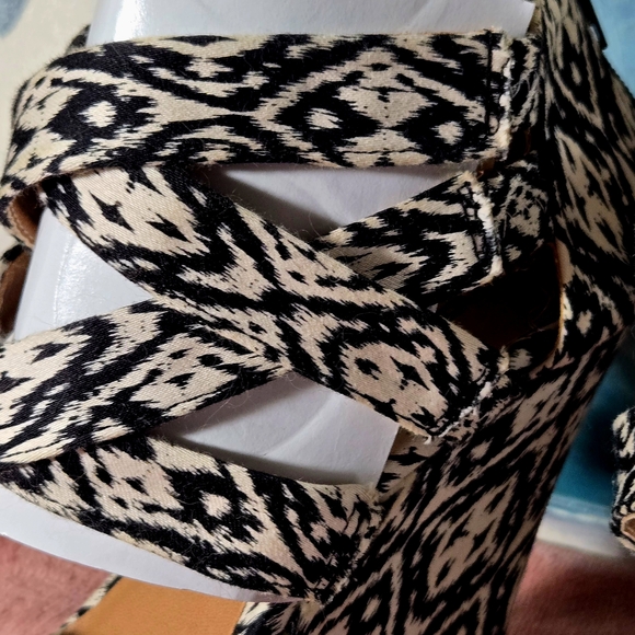 Stylish Black and White Wedge Sandals - Picture 4 of 11